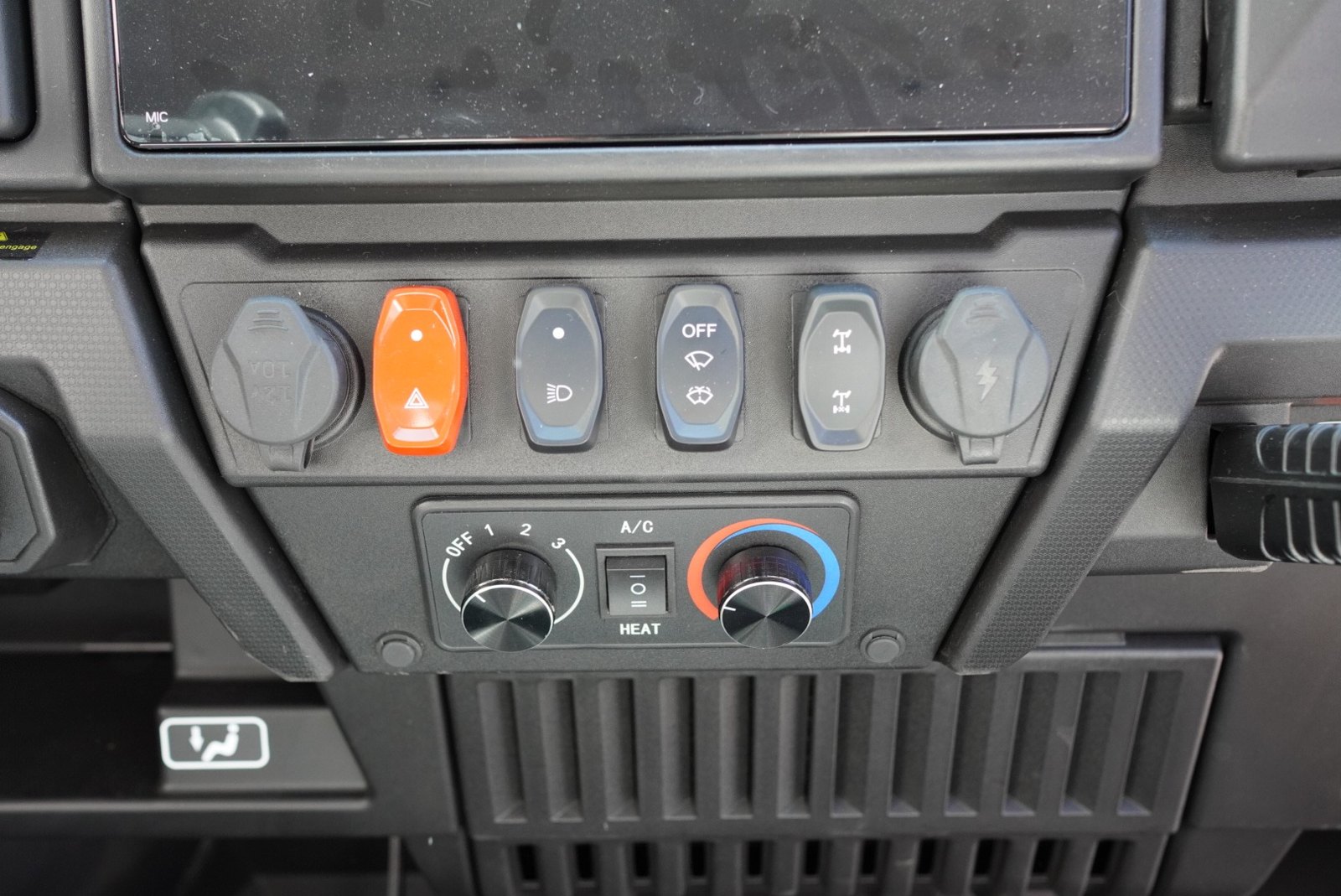 U-CROSSER 1000 HVAC — Cabina fechada e climatizada
