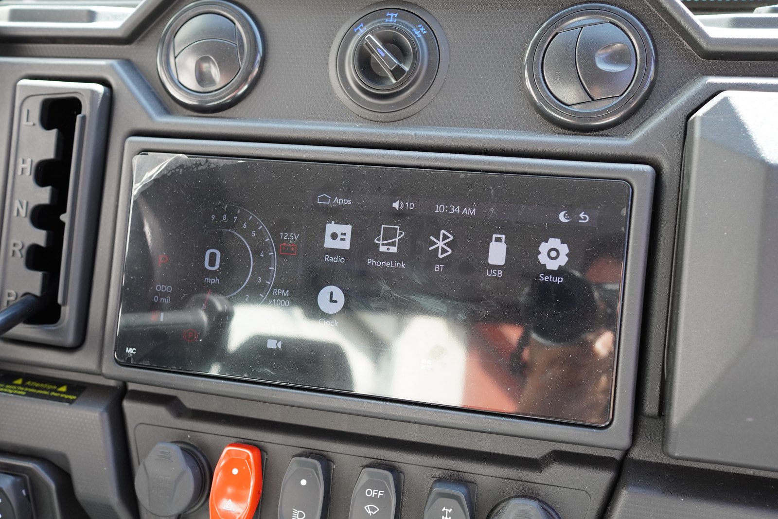U-CROSSER 1000 HVAC — Ecrã tátil e conectividade